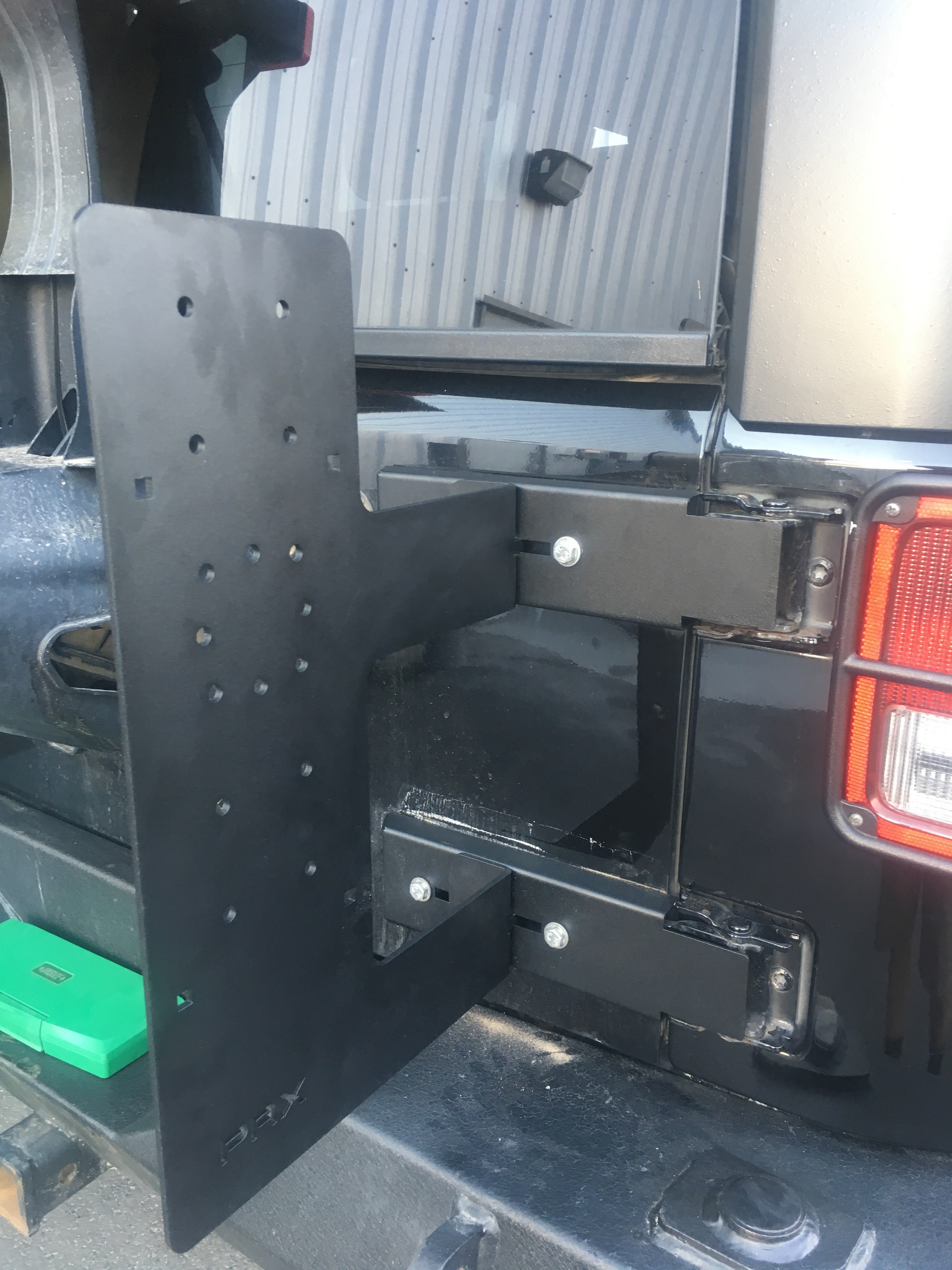 rotopax-jeep-jk-tailgate-mount-heckklappenhalterung-f-r-kraftstoffkanister image 3
