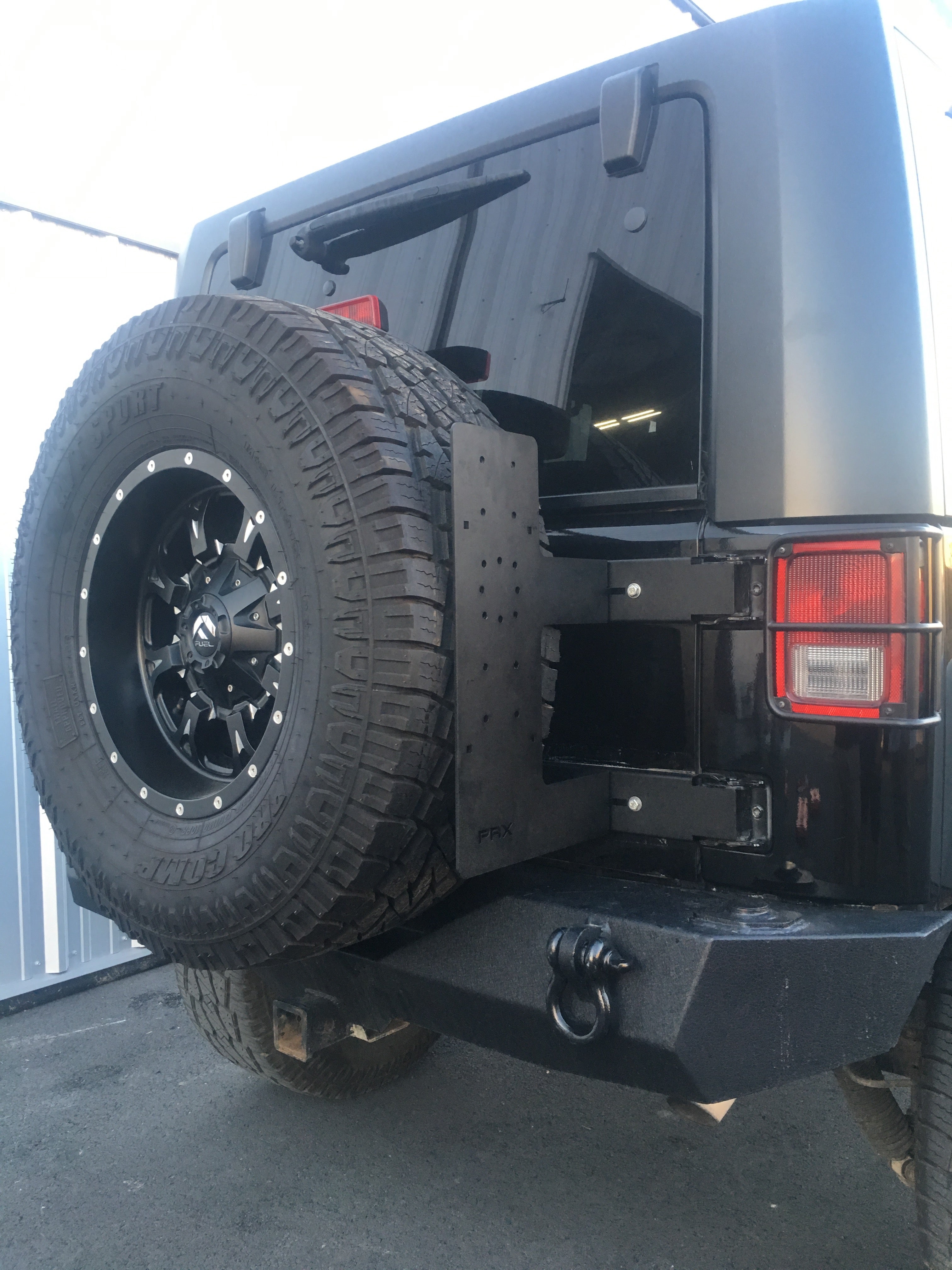 rotopax-jeep-jk-tailgate-mount-heckklappenhalterung-f-r-kraftstoffkanister image 1