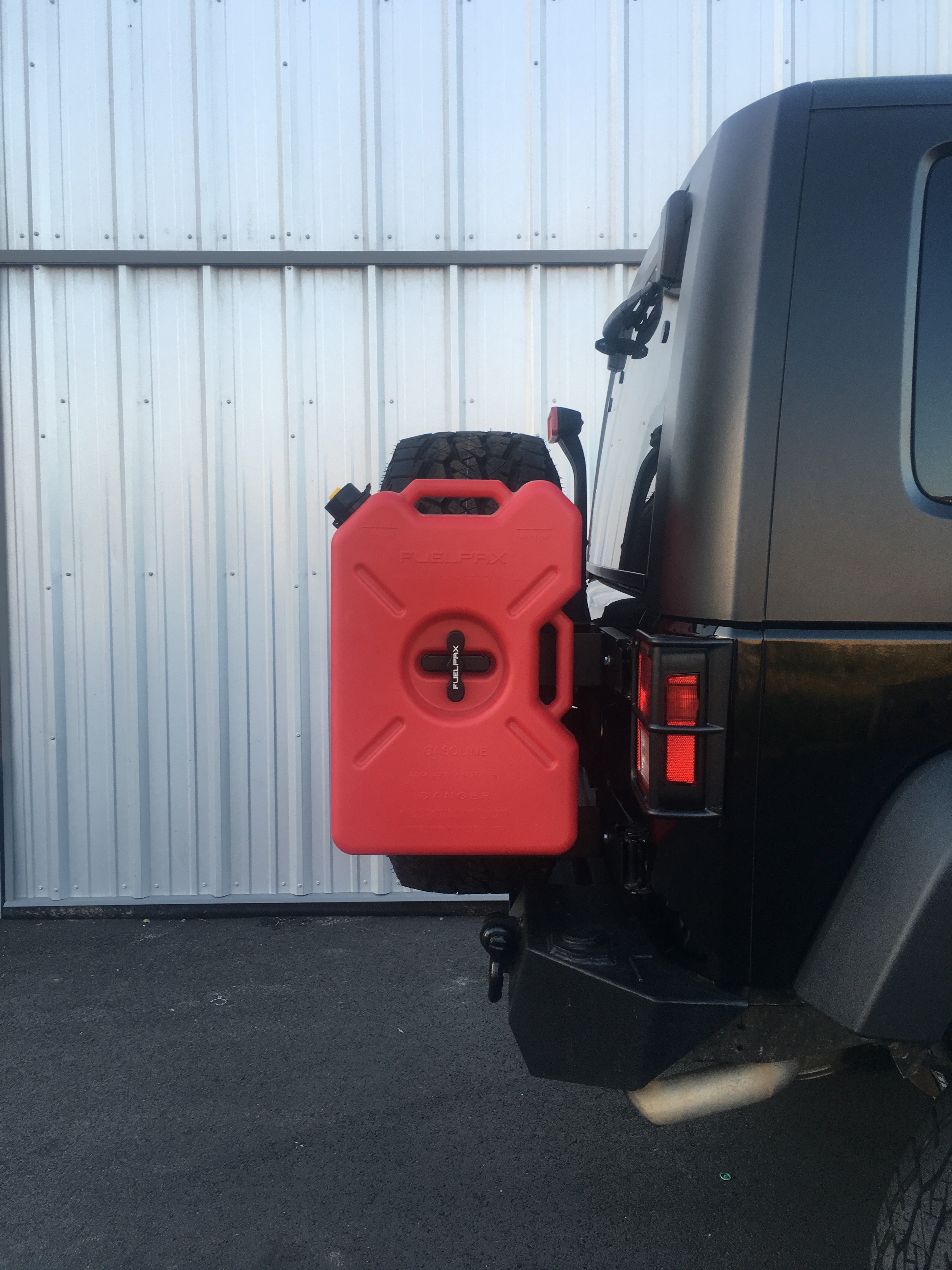 rotopax-jeep-jk-tailgate-mount-heckklappenhalterung-f-r-kraftstoffkanister image 4
